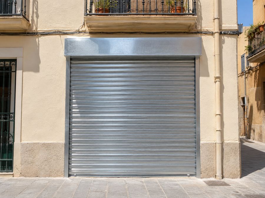 Cierre metálico nuevo montado en la entrada de un bajo comercial