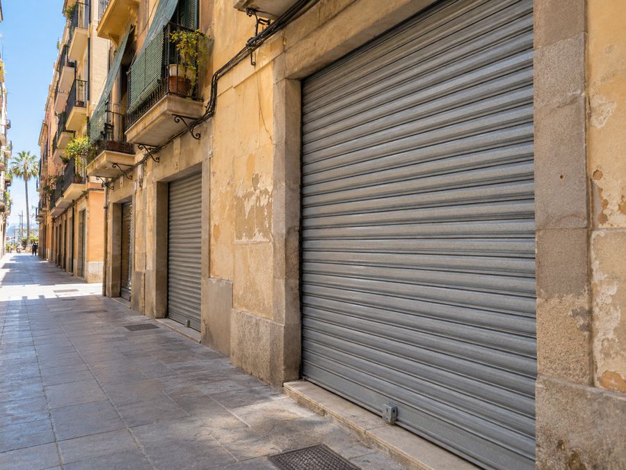 Persiana metálica de lama ciega bajada en un local de planta baja